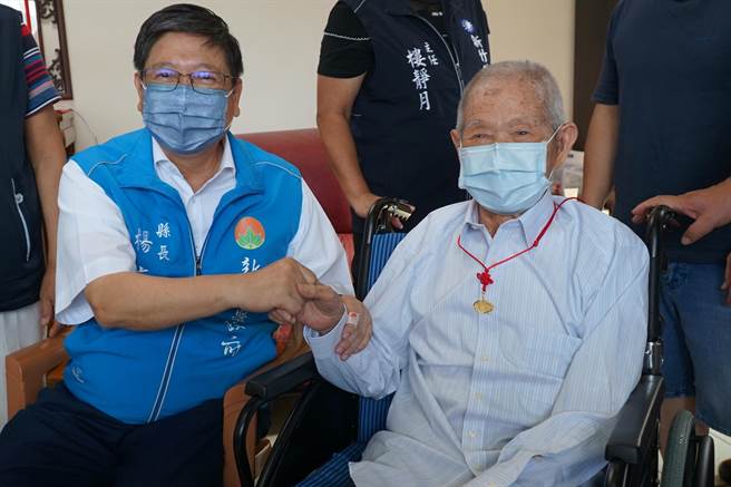 新竹县最年长百岁公是关西镇106岁的范君新（右），精神满满，让县长杨文科（左）直称讚。（罗浚滨摄）
