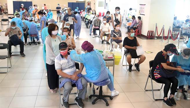 新北市接種疫苗死亡案例，4日再添3人，新北市通報累積統計共153例。圖為三重體育館的疫苗施打站。（示意圖，鄭任南攝）