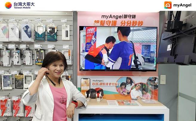 （台湾大哥大携手新创业者照顾银髮族，首开乐龄专柜体验科技照护。图／台湾大哥大提供）
