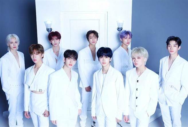 Cravity成员遭到私生饭未经允许抚摸。（图／翻摄自Cravity脸书）