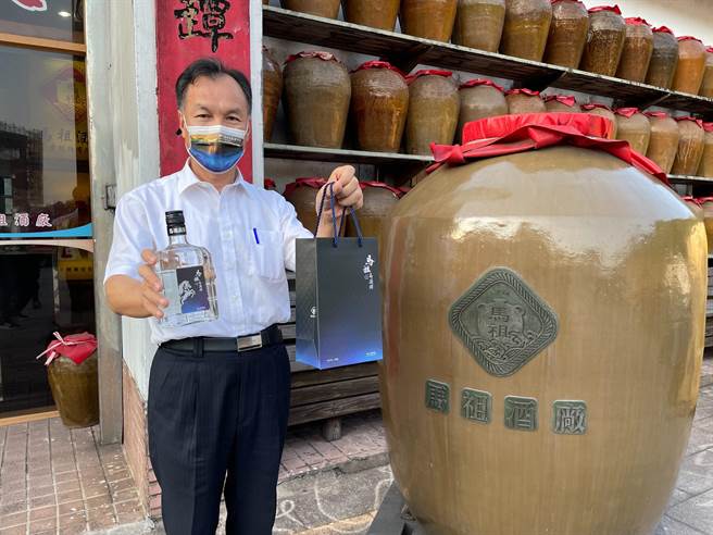 連江縣政府自8日起至明年2月推出加碼活動，到馬祖旅遊民眾除了可抽來回機票外，還可兌換限量「2021馬祖藍眼淚紀念酒」1瓶，限量2萬瓶。（葉書宏攝）