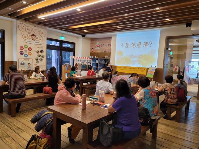 新北市客家事務局即日起至11月5日於社會局玩具銀行，開辦「客幼師培力營」15小時課程。（新北勢客家事務局提供）