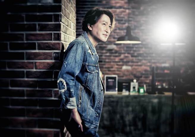 金曲歌王王識賢演唱《地球迷航》片尾曲。（我們之間影像製作有限公司提供）