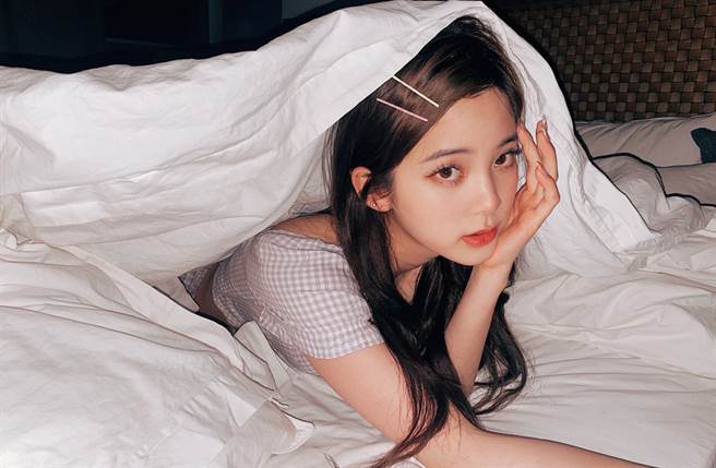 歐陽娜娜出道7年，從小少女蛻變成小女人。(翻攝自歐陽娜娜工作室微博)