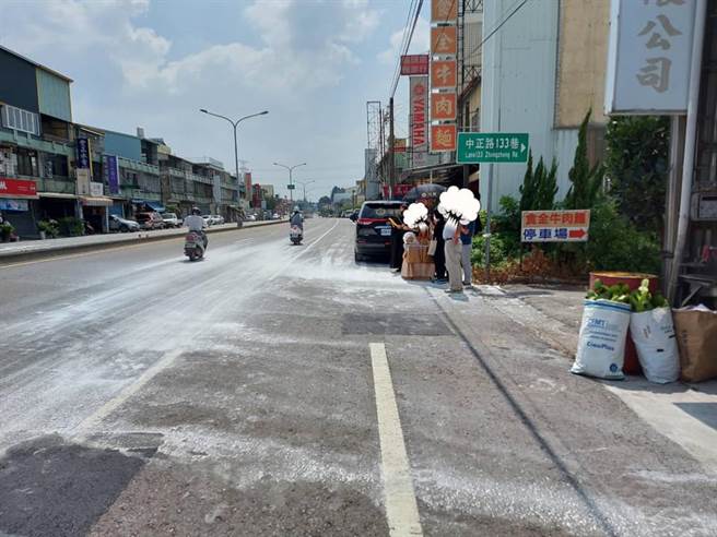 1名堆高机业者在卸货完后未将堆高机的2支牙叉降至地面，而是停在半空中，导致2名年约20岁年轻人骑车当场「头部直衝牙叉」惨死。（翻摄自脸书「雾峰人之全新&二手俱乐部」）