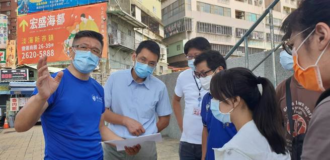 五股區成泰路4段與孝義路口是交通要道，然而有處鐵皮多年來占用人行通道，行人只好涉險走上馬路，新北市議員陳明義會開改善。（陳明義服務處提供／戴上容新北傳真）