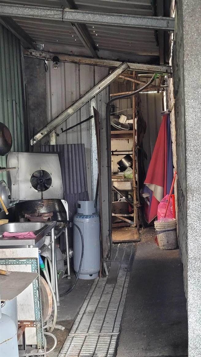 五股區成泰路4段與孝義路口是交通要道，然而有處鐵皮多年來占用人行通道，行人只好涉險走上馬路，新北市議員陳明義會開改善。（陳明義服務處提供／戴上容新北傳真）