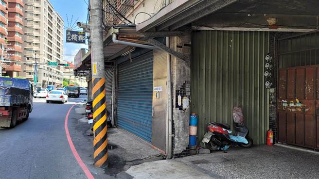 五股區成泰路4段與孝義路口是交通要道，然而有處鐵皮多年來占用人行通道，行人只好涉險走上馬路，新北市議員陳明義會開改善。（陳明義服務處提供／戴上容新北傳真）