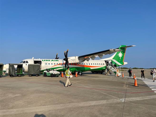 连江县疫情指挥中心下午也宣布，自5日起入境马祖，疫苗接种1剂满14天可免快筛，以及持3日内筛检阴性报告免快筛。（叶书宏摄）