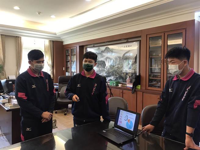 基隆二信高中普通科二年级学生赖大钧、陈俊竤及陈咏威，参加第20届高中地理奥林匹亚竞赛，获地理专题组全国银牌奖。（陈彩玲摄）