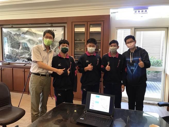 基隆二信高中普通科学生参加第20届高中地理奥林匹亚竞赛，获地理专题组全国银牌奖。（陈彩玲摄）