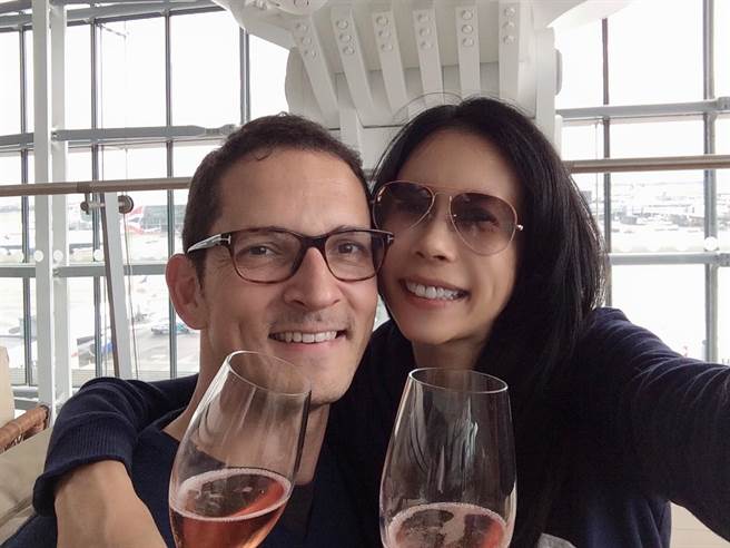 莫文蔚（右）分享和老公的合照。（莫家寶貝工作室提供）