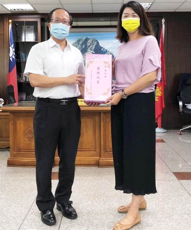 陳怡禎如願調回家鄉任官，第四分局長許明耀盼她秉持初衷熱情，為民服務。（警方提供）