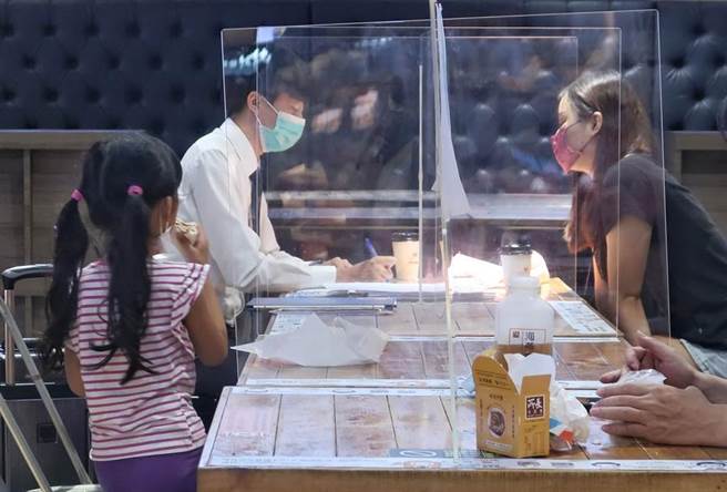 中央流行疫情指挥中心今（4日）宣布防疫新规定，包含餐饮场所用餐不限制使用隔板或维持1.5公尺间距、开放离桌敬酒与恢復绕境等宗教活动。（本报资料照片）