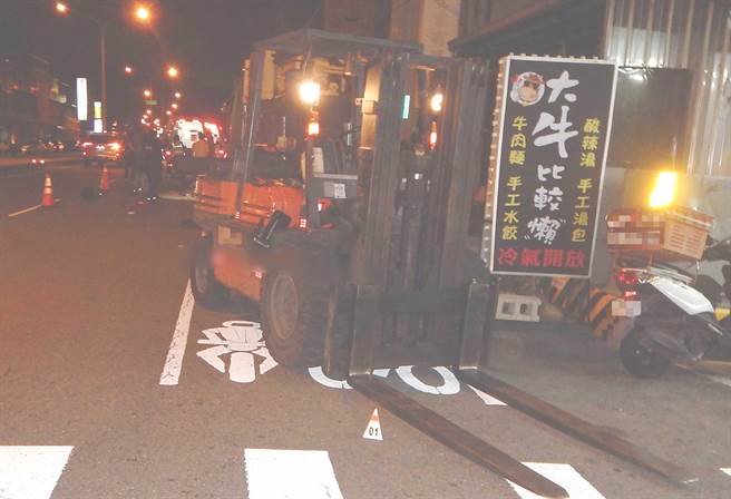 2位機車雙載年輕人，2日晚間行經台中市霧峰中正路時，不幸撞上正在作業的堆高機前叉，送醫急救，雙雙不治身亡。（民眾提供／黃國峰台中傳真）