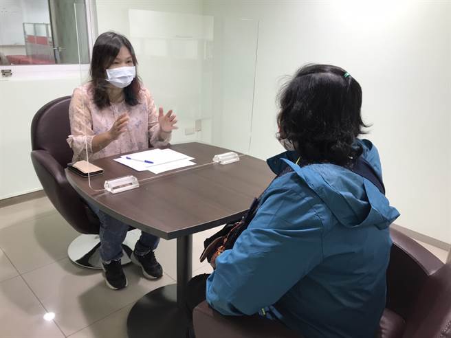 新北市银髮据点与续航中心合作，提供从求职到在职的职涯谘询服务，协助银髮族找到职涯方向、适应重返职场。
(图/新北市政府就服处提供)
