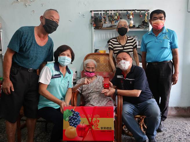 员林市长游振雄（前排右）亲自拜会百岁人瑞许林滚(中)，听她分享养生长寿之道。（谢琼云摄）