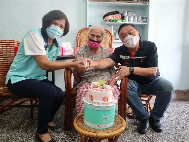 员林市长游振雄（右）亲自拜会百岁人瑞许林滚(中)，听她分享养生长寿之道。（谢琼云摄）