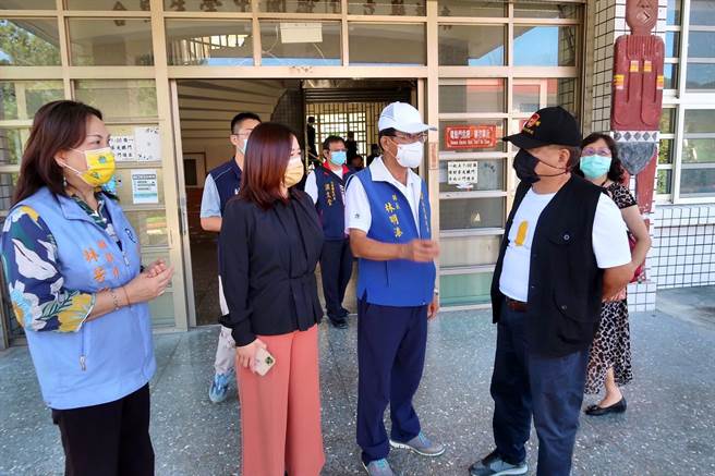 南投县长林明溱（右二）、立委马文君（左二），4日会勘仁爱国中宿舍。（马文君服务处提供／廖志晃南投传真）