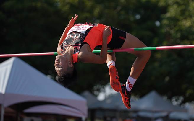 台东大学李晴晴在2021年全大运田径公开女生组跳高，跳出1公尺87新全国纪录。（大专体总提供）