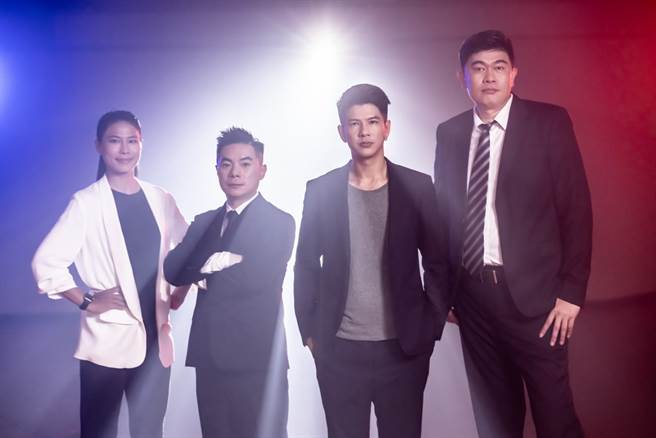 (左至右)助理教练马怡鸿、顾问刘孟竹、总经理钱韦成与总教练吴志伟。(台南猎鹰提供)