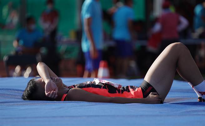 李晴晴越过1公尺87的高度后，躺在垫上喜极而泣。（大专体总提供）