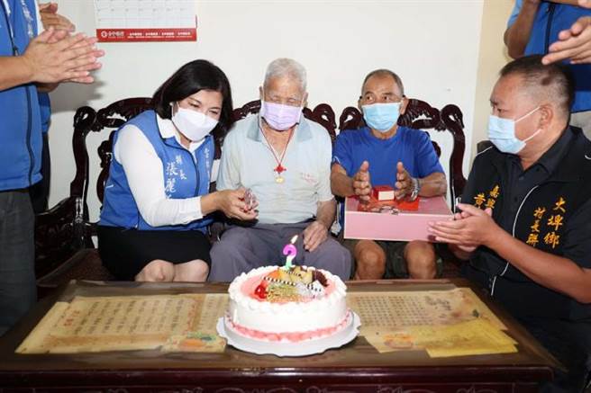 云林县长张丽善（左一）为110岁江新旺阿公（左二）祝寿，致赠重阳节礼金。（云林县政府提供／张朝欣云林传真）