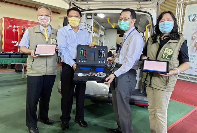 屏东基督教医院4日赠送12台12导程心电图系统，顺利完成屏东县36个消防分队全部建置。（林和生摄）
