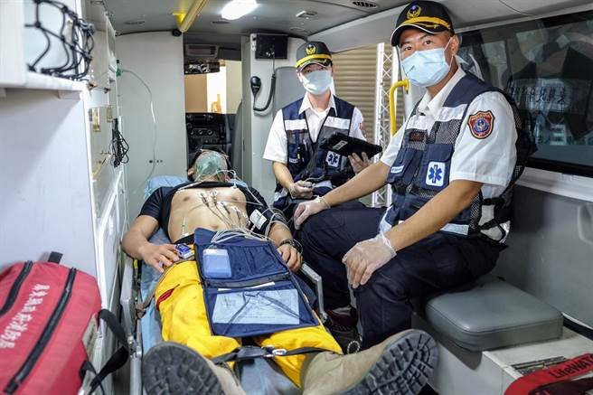 屏东县36个消防分队全部建置12导程心电图系统，可望缩短急性心肌梗塞患者到院检查时间。（林和生摄）