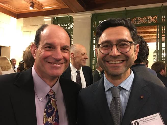 诺贝尔生医奖由美国两学者朱里雅斯（David Julius，左）和帕塔博蒂安（Ardem Patapoutian）共享。（帕塔博蒂安推特）