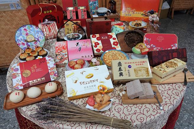 鹿港糕餅文化節用5倍券加碼抽iphone，12家糕餅和2家茶行國慶連假登場 。（吳敏菁攝）