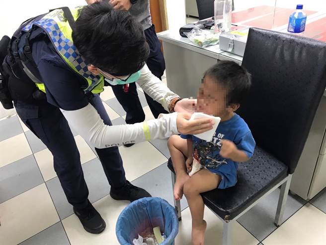 桃园市2岁男童贪玩迷途暖警协助返家。(警方提供／吕筱蝉桃园传真)