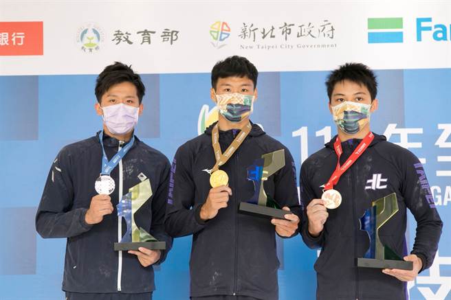 唐嘉鸿(中)在新北全运会逆转击败东京奥运男子鞍马银牌得主李智凯(左)，终结李智凯霸业，首度夺下全能金牌。(全运会提供)