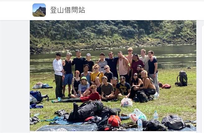 山友发文指控，一群外国人与台湾朋友10月2日晚间在松萝湖开趴彻夜吵闹到凌晨3点，还在湖边留下粪便和卫生纸。（截自脸书社团《登山借问站》）