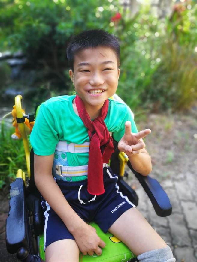 今年获得总统教育奖的台中市汉口国中3年级学生施言道，克服先天上的障碍，努力求学。（读者提供／张妍溱台中传真）