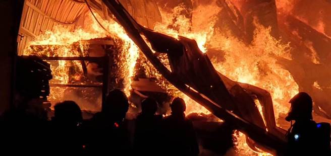 彰化大村5000坪纸业工厂烈焰狂燃，3名员工烧伤送医。（彰化县消防局提供）
