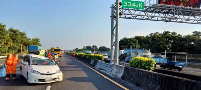 黃姓女駕駛疑操作不當，國道一號上自撞內側護欄，造成回堵車潮。（讀者提供／程炳璋台南傳真）