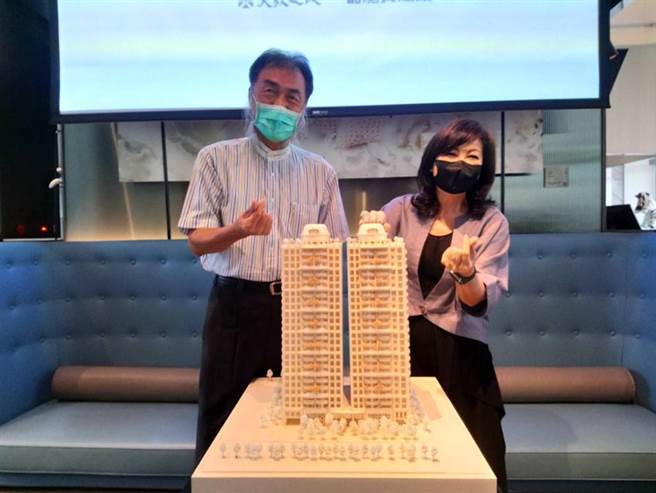 （龙宝董事长张丽莉（右）与大毅总经理林隆深携手合作的「爱臻邸」热销，均价站上5字头。图／曾丽芳）

