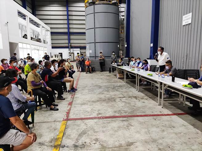 桃园芦竹海湖里的先趋科公司处理厨余散发恶臭，当地居民多次检举无效，逾百人4日进厂拉白布条高喊「还我新鲜空气」抗议。（蔡依珍摄）