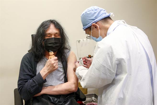 攝影家郭英聲帶上「弟弟」阿童木陪他，讓心中少點恐懼，多點暖和。（鄧博仁攝）