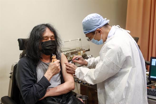 攝影家郭英聲這次去施打疫苗時，他帶上「弟弟」阿童木陪他。（鄧博仁攝）