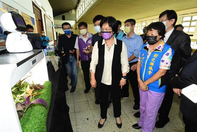 彰化县政府「智慧农业推广中心」揭牌正式启用，辅导农友透过科技的设备，朝向智慧农业来转型。（吴敏菁摄）