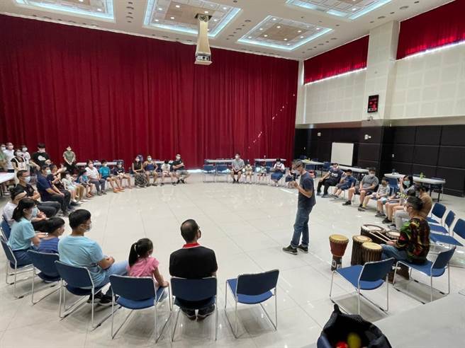 新北市消防局為紓解消防員職場壓力，邀請消防同仁及眷屬攜手參加「親子團體諮商-快樂非洲鼓紓壓營」活動。(新北消防局提供)