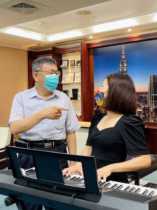 台北市长柯文哲（左）1日与高人气的正妹网红、钢琴高手「江老师」（右）合体练唱。（摘自我是江老师IG／张颖齐台北传真）