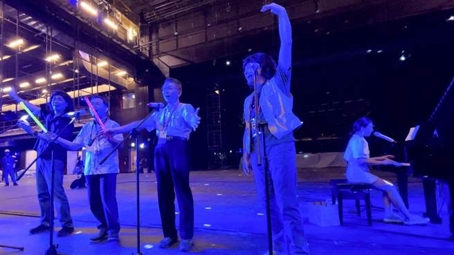 台北市长柯文哲（右三）2日化身F4，与高人气的正妹网红、钢琴高手「江老师」（右一）开箱北艺。（张颖齐摄）