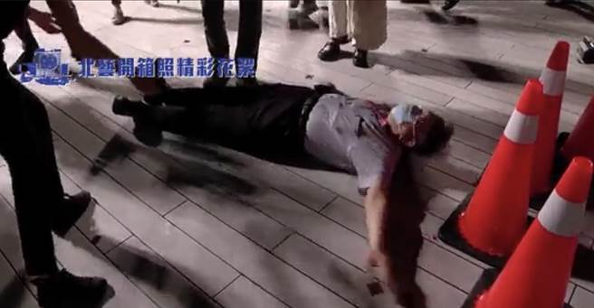 台北市长柯文哲2日开箱北艺，躺在地上供拍照、仰望星空。（摘自柯文哲脸书／张颖齐台北传真）