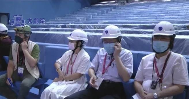 台北市长柯文哲（右二）2日开箱北艺，直播过程也被网友发现椅子太挤，看起来做得很不舒服、恐有防疫疑虑。（摘自柯文哲脸书／张颖齐台北传真）