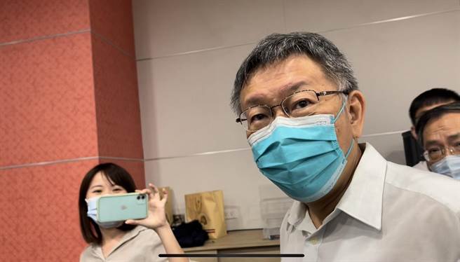 台北市长柯文哲4日回应，北艺椅子坐起来很舒服，椅子很贵。（张颖齐摄）