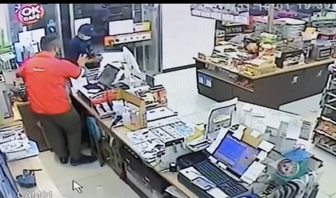 盐埕分局结合超商店员落实金融联防通报机制，成功联手及时拦阻一名年约60岁董姓男子，免于遭受网路援交诈骗，避免新台币10万元的财产损失。(戴志扬翻摄)