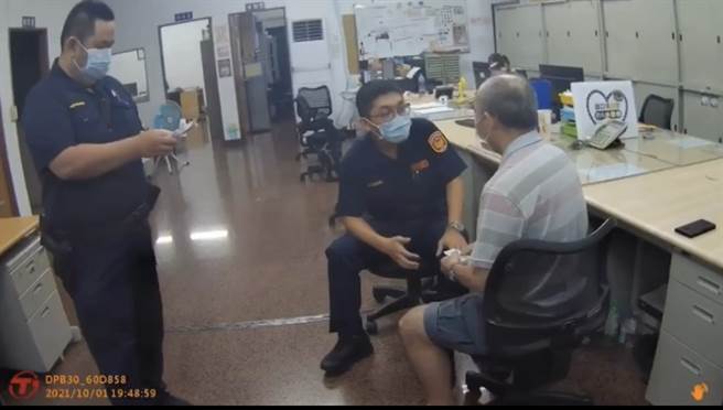 盐埕分局结合超商店员落实金融联防通报机制，成功联手及时拦阻一名年约60岁董姓男子，免于遭受网路援交诈骗，避免新台币10万元的财产损失。(戴志扬翻摄)